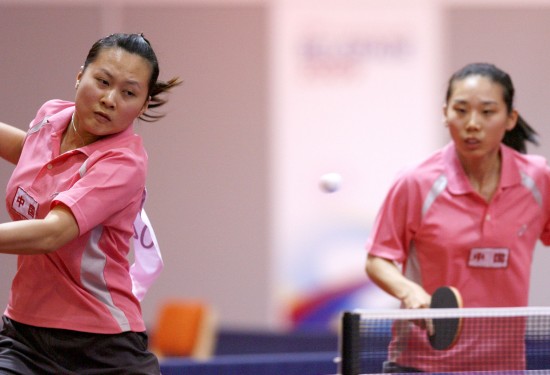 图文-大运会乒乓球10日赛况女双冠军组合亮相