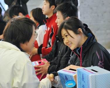 17日，福原爱（右）等参加日本大地震赈灾募捐活动。