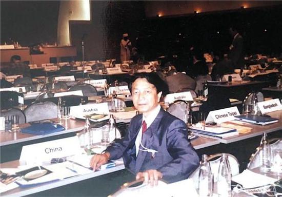 1991年程嘉炎在日本千叶代表中国乒协和国际乒联技术委员会秘书出席国际乒联代表大会 网络图