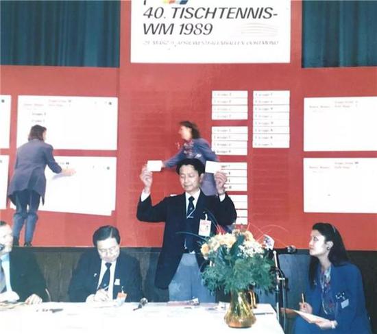 1989年，程嘉炎在德国多特蒙德“第40届世界乒乓球锦标赛“主持全部7个比赛项目的抽签 网络 图