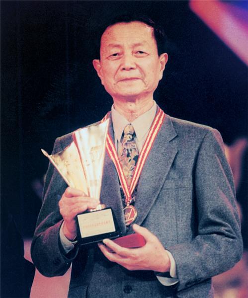2002年，程嘉炎获得中国乒乓球运动杰出贡献奖